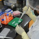 Un científico investigador trabaja dentro de un laboratorio del Serum Institute de la India, el mayor fabricante de vacunas del mundo, que trabaja en vacunas contra la enfermedad del coronavirus (COVID-19) en Pune.REUTERS/Euan Rocha/File Photo