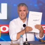 "Gracias a la ley que firmamos hoy, Colombia tiene una capacidad moderna para enfrentar esta situación y que hagamos las adquisiciones, no solamente a través de los mecanismos multilaterales de #Covax, sino también en las negociaciones bilaterales con los laboratorios".Foto Presidencia