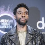Chadwick Boseman posando en los American Music Awards. Nov 24, 2019 – REUTERS/Danny Moloshok