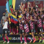 Jugadoras del Independiente Santa Fe celebran con el trofeo de campeonas de la Liga Femenina Betplay Dimayoral vencer al América de Cali en el estadio Nemesio Camacho El Campin de Bogota.Foto VizzorImage / Felipe Caicedo / Staff