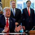 El presidente de Estados Unidos, Donald Trump, habla en la Oficina Oval de la Casa Blanca en Washington, Estados Unidos