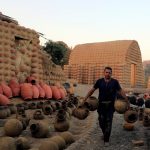 Gaber Ahmed, un alfarero egipcio, lleva arcilla de río con formas tradicionales de alfarería en la aldea de El Nazla, en Fayún, al suroeste de El Cairo, Egipto. 13 de diciembre de 2020. REUTERS/Amr Abdallah Dalsh