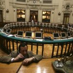 Un hombre en la sala de operaciones de la Bolsa de Comercio de Santiago, Chile. REUTERS/Iván Alvarado
