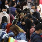 Un grupo de personas haciendo compras para Navidad en el sector comercial de San Victorino, en Bogotá REUTERS/Luisa Gonzalez