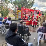 Los regalos de navidad llegaron en una máquina de Bomberos