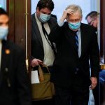 El líder de la mayoría del Senado de los Estados Unidos, Mitch McConnell, llega antes de una votación final sobre la anulación del veto a la Ley de Autorización de Defensa Nacional en el Capitolio, Washington, EEUU, 1 enero 2021.
REUTERS/Joshua Roberts