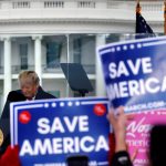 El presidente de Estados Unidos, Donald Trump, reacciona mientras realiza un mitin para impugnar la certificación de los resultados de las elecciones presidenciales de Estados Unidos de 2020 por parte del Congreso de Estados Unidos en Washington, Estados Unidos, 6 de enero de 2021. REUTERS/Carlos Barria/File Photo