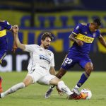 Fútbol - Copa Libertadores - Semifinal - Partido de ida - Boca Juniors-Santos - La Bombonera, Buenos Aires, Argentina - 6 de enero de 2021. Luan Peres, del Santos, en acción con Sebastián Villa. Pool via REUTERS/Agustin Marcarian - HP1EH161TQTJI