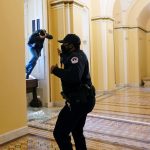 Un oficial de policía del Capitolio de EEUU dispara gas pimienta a un manifestante que intenta ingresar al edificio del Capitolio durante una sesión conjunta del Congreso para certificar los resultados de las elecciones de 2020 en el Capitolio en Washington, EEUU. 6 de enero de 2021. Kevin Dietsch/Pool vía REUTERS