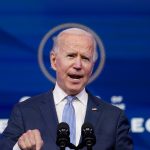 El presidente electo de Estados Unidos, Joe Biden, habla sobre las protestas que tienen lugar en y alrededor del Capitolio de Estados Unidos, en Washington DC, mientras el Congreso de Estados Unidos celebró una sesión conjunta para certificar los resultados de las elecciones de 2020, en una conferencia de prensa en su sede de transición en Wilmington, Delaware, Estados Unidos. 6 de enero de 2021. REUTERS/Kevin Lamarque