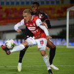 Diego Valdes del Santa Fe disputa el balón con Pablo Ortiz del América durante partido entre Independiente Santa Fe y América de Cali por la final vuelta como parte de la Liga BetPlay DIMAYOR 2020 Foto VizzorImage / Samuel Norato / Cont