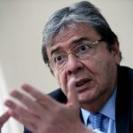 Ministro de Defensa de Colombia, Carlos Holmes Trujillo, hablando durante una entrevista con Reuters en Bogotá. REUTERS/Luisa Gonzalez