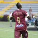 Juan Caicedo del Deportes Tolima convierte el primer gol de su equipo durante el partido entre Deportes Tolima y el Once Caldas  por la fecha 1 de la Liga BetPlay DIMAYOR I 2021 jugado en el estadio Manuel Murillo Toro de la ciudad de Ibagué Foto VizzorImage / Joan Stiven Orjuela / Contribuidor