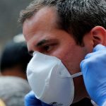 El líder de la oposición Juan Guaidó se quita la máscara protectora durante una conferencia de prensa, REUTERS/Manaure Quintero