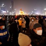 Una multitud reunida en la plaza Sükhbaatar durante una protesta contra la gestión del Gobierno mongol de la pandemia de COVID-19 en Ulán Bator, Mongolia