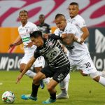 Tomas Clavijo del Once disputa el balón con Fabian Sambueza de Junior durante partido por la fecha 2 de la Liga BetPlay DIMAYOR I 2021 entre Once Caldas y Atlético Junior jugado en el estadio Palogrande de la ciudad de Manizales Foto VizzorImage / John Jairo Bonilla / Cont