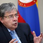 El ministro de Defensa de Colombia, Carlos Holmes Trujillo, habla durante una entrevista con Reutrers REUTERS/Luisa González