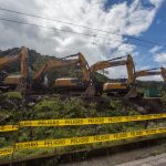 Maquinaria pesada durante los trabajos de reparación de un ducto dañado en El Reventador, Ecuador, Iván Castaneira/Amazon Watch/Handout via REUTERS