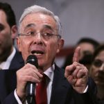 Foto de archivo del expresidente de Colombia Álvaro Uribe en una rueda de prensa en Bogotá. REUTERS-Luisa González