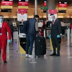 Empleados de aerolíneas, usando máscaras faciales, atienden a pasajeros en el aeropuerto internacional El Dorado de Bogotá, Colombia, . REUTERS/Luisa González