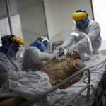 Un médico y dos enfermeras tratan a un paciente infectado con coronavirus en la Unidad de Cuidados Intensivos (UCI) del hospital El Tunal de Bogotá. REUTERS/Luisa González