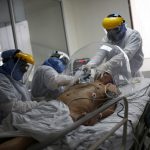 Un médico y dos enfermeras tratan a un paciente infectado con coronavirus en la Unidad de Cuidados Intensivos (UCI) del hospital El Tunal de Bogotá. REUTERS/Luisa González