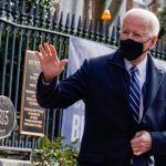 El presidente de Estados Unidos, Joe Biden, saluda a sus seguidores tras asistir a misa en Washington. Enero 24, 2021. REUTERS/Erin Scott