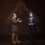 El ministro de Cultura, Felipe Buitrago, le entregó este reconocimiento al maestro Ramiro Osorio por su invaluable aporte por más de 40 años al desarrollo de la cultura del país, impulsando la gestión y promoción cultural, así como sus artes escénicas.