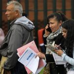 Personas hacen fila para entregar sus aplicaciones y conseguir empleo en Bogotá. REUTERS/Luisa González