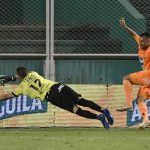 Alejandro Toledo del Envigado dispara para anotar el primer gol de su equipo durante partido entre Deportivo Cali y Envigado F.C. por la fecha 3 de la Liga BetPlay DIMAYOR I 2021 jugado en el estadio Deportivo Cali de la ciudad de Palmira Photo: VizzorImage / Gabriel Aponte / Staff