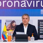 El presidente, Iván Duque, habla en su programa diario de televisión sobre la pandemia de COVID-19.  Foto Presidencia