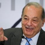 El multimillonario mexicano Carlos Slim hace un gesto mientras habla durante una conferencia de prensa en Ciudad de México. REUTERS / Luis Cortes