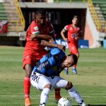 Jhon García de Patriotas Boyacá F. C. y Duban González de Boyacá Chico F. C. disputan el balón, durante partido de la fecha 3 entre Patriotas Boyacá F. C. y Boyacá Chico F. C. por la Liga BetPlay DIMAYOR I 2021, jugado en el estadio La Independencia de Tunja Foto VizzorImage / Macgiver Barón / Cont.