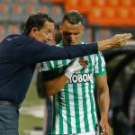 Alexandre Guimaraes técnico del Nacional da instrucciones a Brayan Rovira durante partido por la fecha 3 de la Liga BetPlay DIMAYOR I 2021 entre Atlético Nacional y Deportivo Pereira jugado en el estadio Atanasio Girardot de Medellín. Foto VizzorImage / Donaldo Zuluaga / Cont