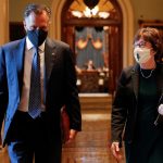 Los senadores republicanos Mitt Romney y Susan Collins caminan por un pasillo del Capitolio en Washington D. C. REUTERS/Tom Brenner/File Photo