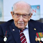 El Capitán Sir Tom Moore durante la presentación de su autobiografía en Milton Keynes. REUTERS/Dylan Martínez