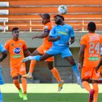 Jairo Palomino de Envigado disputa el balón con Jose Lloreda de Jaguares de Córdoba durante partido por la fecha 4 entre Envigado y Jaguares de Córdoba como parte de la Liga BetPlay DIMAYOR 2021 jugado en el estadio  Polideportivo Sur de Envigado. Foto VizzorImage / Luis Benavides / Contribuidor