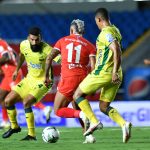 Duván Vergara del América disputa el balón con Michel Acosta del Bucaramanga durante partido por la fecha 4 como parte de la Liga BetPlay DIMAYOR 2021 entre América de Cali y Atlético Bucaramanga jugado en el estadio Pascual Guerrero de Cali Foto VizzorImage / Nelson Rios / Cont.