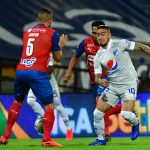 Andrés Cadavid del Medellín disputa el balón con Cristian Arango de Millonarios durante partido por la fecha 4 entre Deportivo Independiente Medellín y Millonarios F.C. como parte de la Liga BetPlay DIMAYOR 2021 jugado en el estadio Atanasio Girardot de Medellín Foto VizzorImage / Luis Benavides / Cont
