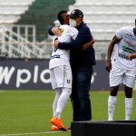 David Lemos del Once Caldas celebra después de anotar el gol de su equipo durante partido por la fecha 5 entre Once Caldas y Envigado como parte de la Liga BetPlay DIMAYOR 2021 jugado en el estadio  Palogrande de la ciudad de Manizales. Foto VizzorImage /John Jairo Bonilla / Contribuidor