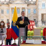 Con la Vicepresidencia, presidentes de Altas Cortes, Archivo General y Gobernador de Norte de Santander, nos unimos en Casa de Nariño para rendir homenaje a #BicentenarioRepublicano1821 y conmemorar el sueño del Libertador Simón Bolívar de dar vida a una nación libre y republicana. Presidente Duque .Foto Presidencia