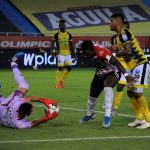 Sebastián Viera, Dany Rosero de Atlético Junior y Roger Torres de Alianza Petrolera disputan el balon, durante partido entre Atlético Junior y Alianza Petrolera, de la fecha 5 por la Liga BetPlay DIMAYOR I 2021 jugado en el estadio Metropolitano Roberto Meléndez de Barranquilla. Foto VizzorImage / Jesus Rico / Cont.