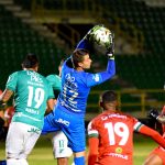 Jhon García de Patriotas Boyacá F. C. y Guillermo de Amores de Deportivo Cali disputan el balon, durante partido de la fecha 5 entre Patriotas Boyacá F. C. y Deportivo Cali por la Liga BetPlay DIMAYOR I 2021, jugado en el estadio La Independencia de Tunja Foto VizzorImage / Edward Leguizamon / Cont.