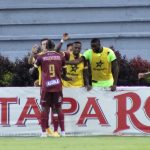 Jugadores del Tolima celebran el segundo gol de su equipo durante partido entre Deportes Tolima y Deportivo Independiente Medellín por la fecha 5 de la Liga BetPlay DIMAYOR I 2021 jugado en el estadio Manuel Murillo Toro de Ibagué. Foto: VizzorImage / Juan Torres / Cont