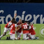 Jugadores de Santa Fe celebran después de anotar el primer gol de su equipo durante el partido por la fecha 5 Liga BetPlay DIMAYOR I 2021 entre Jaguares de Córdoba F.C. e Independiente Santa Fe jugado en el estadio Jaraguay de Montería. VizzorImage / Andrés Felipe López / Cont