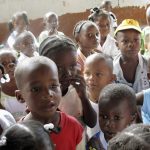Un grupo de niños mira en un refugio para menores en Bebedó, en el departamento del Chocó. REUTERS/Jaime Acosta