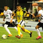 Juan Portilla de Alianza Petrolera disputa el balón con David Lemosdel Once Caldas durante partido por la fecha 6 entre Alianza Petrolera y Once Caldas como parte de la Liga BetPlay DIMAYOR 2021 jugado en el estadio Daniel Villa Zapata de Barrancabermeja. Foto VizzorImage / José David Martínez / Contribuidor