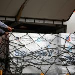 Trabajadores descargan el primer lote de la vacuna Sputnik V luego de su llegada al aeropuerto internacional de Maiquetía Simón Bolívar, mientras continúa el brote de la enfermedad por coronavirus (COVID-19), en Caracas, Venezuela 13 de febrero de 2021. REUTERS / Fausto Torrealba NO REVENTAS. SIN ARCHIVOS