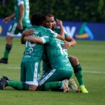 Kevin Salazar de La Equidad, celebra con sus compañeros de equipo el gol anotado a Millonarios F. C., durante partido entre La Equidad y Millonarios F. C., de la fecha 6 por la Liga BetPlay DIMAYOR I 2021, jugado en el estadio Metropolitano de Techo de Bogotá.  Foto VizzorImage / Daniel Garzon / Cont.