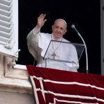 El Papa Francisco saluda a la gente mientras dirige la oración del Ángelus desde su ventana en el Vaticano, 14 de febrero, 2021. Oficina de Prensa del Vaticano / via REUTERS